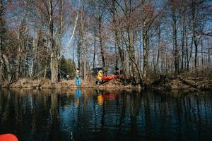 mensen zijn kajakken Aan de rivier- in de Woud. foto