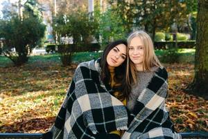 twee mooi in de park, poseren voor de camera foto