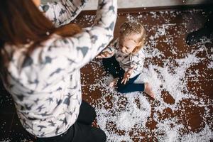 moeder en haar dochter meisje Speel in de kamer foto