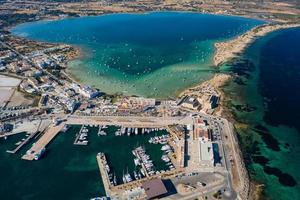 mooi turkoois baai Bij formentera, antenne visie. foto