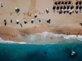 strand met zon ligstoelen Aan de kust van de oceaan foto