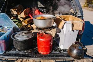 soep koken Aan brander, Koken voedsel buitenshuis Aan gas- Jet foto