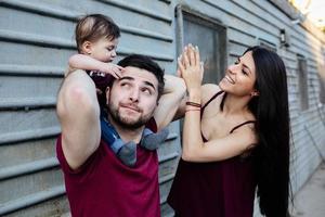 jong familie met een kind foto