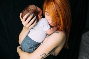 jong moeder vrouw Holding haar kind baby foto