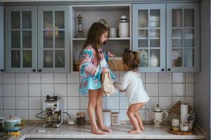 twee weinig meisjes zijn op zoek voor koekjes foto