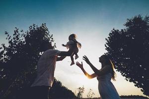 ouders en kind uitgeven tijd foto