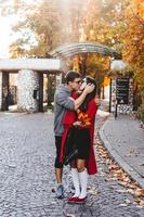 paar in liefde wandelen in de herfst straten foto