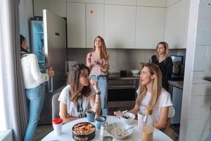 groep van Dames in de keuken foto