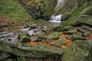 herfst watervallen met stenen foto