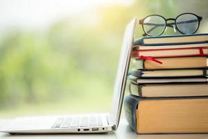 voorwerp onderwijs groen natuur achtergrond met stack van oude boeken of oud Bijbel, Open papier boek Aan houten tafel met kopiëren ruimte. concept van terug naar school, Onderzoek studie foto