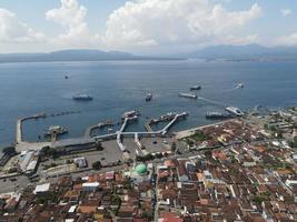 antenne visie van haven in banyuwangi Indonesië met veerboot in Bali oceaan foto