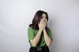 jong Aziatisch vrouw geïsoleerd Aan wit achtergrond gezicht gedekt door vingers bang en zenuwachtig. foto