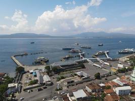 antenne visie van haven in banyuwangi Indonesië met veerboot in Bali oceaan foto