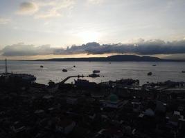 zonsondergang antenne visie van haven in banyuwangi Indonesië met veerboot in Bali oceaan foto