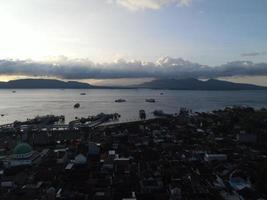 zonsondergang antenne visie van haven in banyuwangi Indonesië met veerboot in Bali oceaan foto