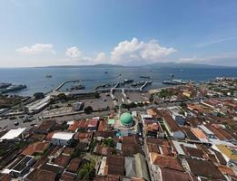 antenne visie van haven in banyuwangi Indonesië met veerboot in Bali oceaan foto