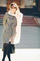 meisje in een jas op straat foto