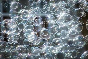 veel van zeep bubbels in de lucht in de stad foto