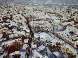 antenne dar filmmateriaal. panorama van podil in kiev foto