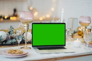 laptop met groen scherm - Chroma sleutel in de buurt nieuw jaar decoraties. Kerstmis thema. foto