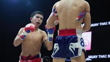 bangkok thailand 11 november 2018. niet-geïdentificeerde Thaise en buitenlandse kickboksen foto