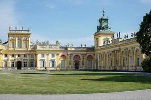 warschau, polen, 2014. nadering van wilanow-paleis in warschau foto