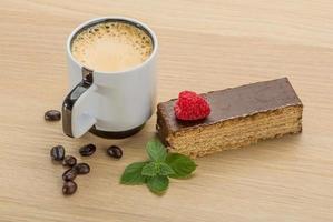 koffie met taart Aan houten achtergrond foto