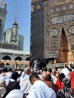 mekka, saudi Arabië, sep 2022 - pelgrims van allemaal over- de wereld zijn het uitvoeren van tawaf in masjid al haram in mekka. foto