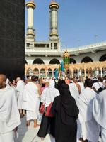 mekka, saudi Arabië, sep 2022 - pelgrims van allemaal over- de wereld zijn het uitvoeren van tawaf in masjid al haram in mekka. foto