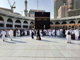 mekka, saudi Arabië, sep 2022 - pelgrims van allemaal over- de wereld zijn het uitvoeren van tawaf in masjid al haram in mekka. foto