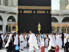 mekka, saudi Arabië, sep 2022 - pelgrims van allemaal over- de wereld zijn het uitvoeren van tawaf in masjid al haram in mekka. foto