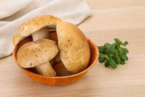 boletus paddestoel in een kom Aan houten achtergrond foto