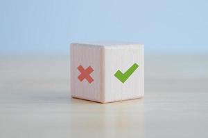 groen correct controleren Mark en rood mis of kruis icoon Aan houten blok voor waar of false veranderen manier van denken of manier van aanpassen naar verandering leider en transformeren quiz antwoord en poll concept. foto