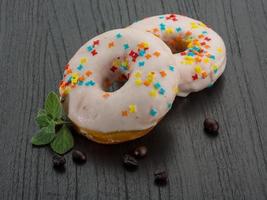 donut Aan houten achtergrond foto