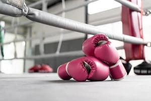 roze boksen handschoenen voor meisje en vrouw strijd met kopiëren ruimte. foto