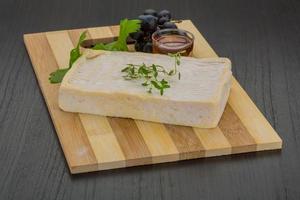 Brie kaas Aan houten bord en houten achtergrond foto