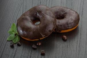 chocola donuts Aan houten achtergrond foto