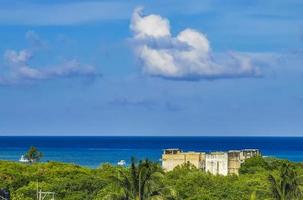 stadsgezicht caribische oceaan en strand panorama uitzicht playa del carmen. foto