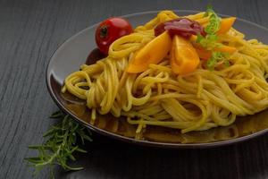 vegetarisch pasta Aan de bord en houten achtergrond foto