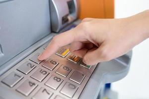 dichtbij omhoog van hand- binnengaan pin voorbij gaan aan code Aan Geldautomaat bank machine keypad foto