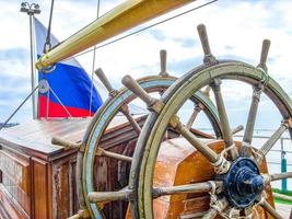 details uitrusting anker dok stuur mast Russisch schip bremerhaven duitsland. foto