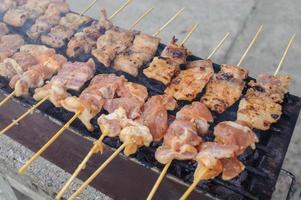 grillen varkensvlees in lokaal markt foto