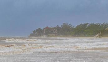 orkaan playa del carmen strand Mexico extreem hoog tsunami golven. foto