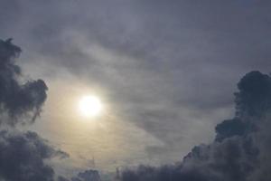 zon schijnt door grijs sluier wolk Hoes in Mexico. foto