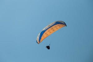 tandem paragliden in vliegend foto