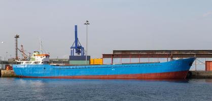 vrachtschip in de haven foto