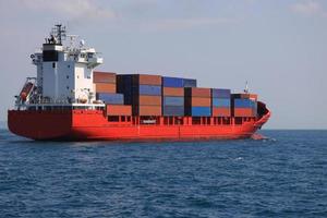 containerschip in zee foto