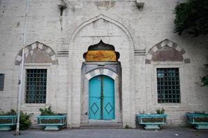 deur van een oud gebouw in konja, turkiye foto
