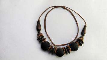 Dames ketting. verzameling van modieus kettingen gemaakt van hout, kralen geïsoleerd Aan een wit achtergrond. schoonheid, sieraden, accessoire. foto