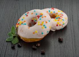 donut Aan houten achtergrond foto